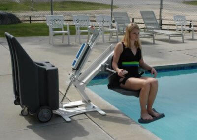 Dizalo za spuštanje invalidnih osoba u bazene